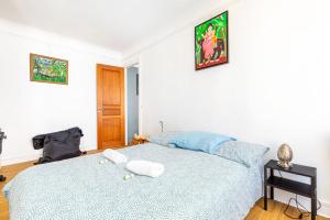 1 dormitorio con 1 cama con 2 almohadas en GuestReady - Lovely stay near Montparnasse en París