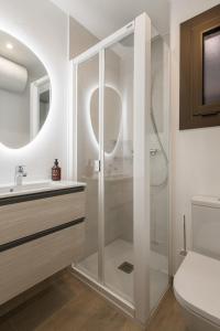 ein Bad mit einer Dusche, einem Waschbecken und einem WC in der Unterkunft Apartamento Coquette a 50 metros de la playa in Platja  d'Aro