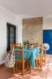 ein Esszimmer mit einem Tisch und Stühlen in der Unterkunft Apartamento Coquette a 50 metros de la playa in Platja  d'Aro