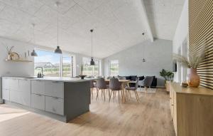 Cucina o angolo cottura di Awesome Home In Haderslev With Sauna