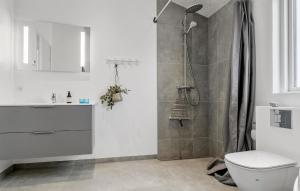 Bagno di Awesome Home In Haderslev With Sauna