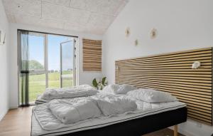 Letto o letti in una camera di Awesome Home In Haderslev With Sauna