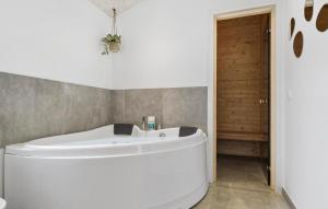 Bagno di Awesome Home In Haderslev With Sauna