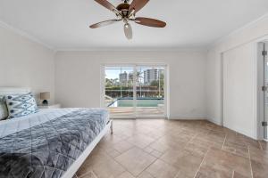 Ένα ή περισσότερα κρεβάτια σε δωμάτιο στο Bonita Beach Waterfront Paradise +63 φωτογραφίες