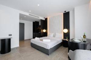 Postel nebo postele na pokoji v ubytování EcoHeaven Suites