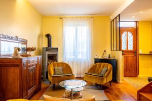 uma sala de estar com paredes amarelas e uma mesa e cadeiras em GuestReady - A remarkable stay in Nogent-sur-Marne em Nogent-sur-Marne