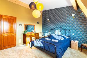 um quarto azul com uma cama e uma secretária em GuestReady - A remarkable stay in Nogent-sur-Marne em Nogent-sur-Marne