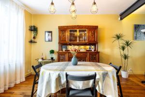 uma sala de jantar com uma mesa com um vaso sobre ela em GuestReady - A remarkable stay in Nogent-sur-Marne em Nogent-sur-Marne