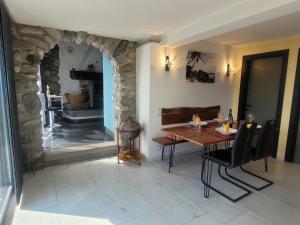 comedor con mesa y chimenea de piedra en Casa Moorea en Brione sopra Minusio
