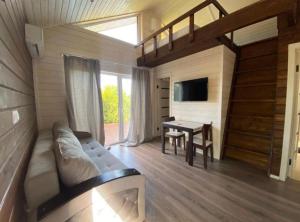 ein Wohnzimmer mit Sofa und Tisch in der Unterkunft Kateryna in Poljana