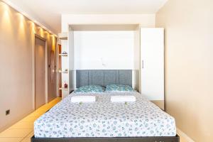 Schlafzimmer mit einem großen Bett mit blauer und weißer Bettwäsche in der Unterkunft GuestReady - Local Flair near Beaumonts Park in Montreuil