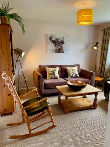 een woonkamer met een bank en een tafel bij St Andrews Golf and holiday home in St Andrews