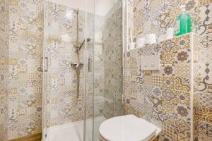 リーヴァ・デル・ガルダにあるSmall and Quick Super Greenのトイレとシャワー付きのバスルーム