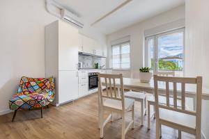 リーヴァ・デル・ガルダにあるSmall and Quick Super Greenのテーブルと椅子のあるキッチンとダイニングルーム