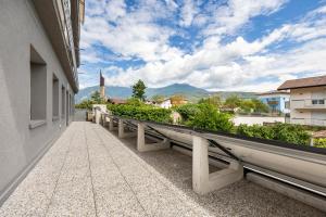 リーヴァ・デル・ガルダにあるSmall and Quick Super Greenの市街の景色を望む建物のバルコニー