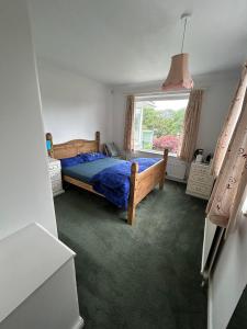 1 dormitorio con cama y ventana en Curlews, en Feock