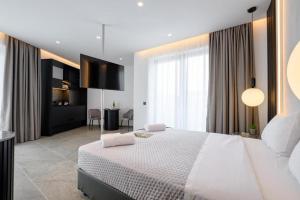 Postel nebo postele na pokoji v ubytování EcoHeaven Suites