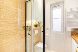 クリシーにあるGuestReady - Paris Delight near the metro stationのトイレと窓のあるバスルーム