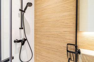 クリシーにあるGuestReady - Paris Delight near the metro stationの木製の壁がある浴室のシャワー +7枚の写真