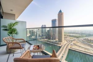 uma varanda com cadeiras e vista para a cidade em GuestReady - Business Bay Beauty near Dubai Canal em Dubai