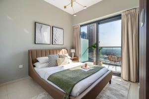 um quarto com uma cama grande e uma janela grande em GuestReady - Business Bay Beauty near Dubai Canal em Dubai