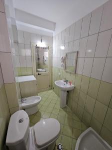 y baño con aseo y lavamanos. en COASTAL APARTMENT 9th FLOUR, en Durrës