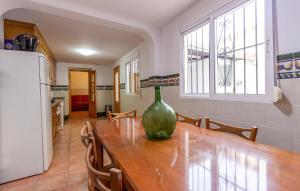 eine Vase auf einem Holztisch in einer Küche in der Unterkunft 3 Bedroom Cozy Home In Santa Pola in Santa Pola