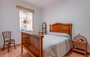 ein Schlafzimmer mit Bett, Schreibtisch und Fenster in der Unterkunft 3 Bedroom Cozy Home In Santa Pola in Santa Pola + 16 Fotos