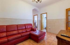 ein Wohnzimmer mit einem roten Ledersofa in der Unterkunft 3 Bedroom Cozy Home In Santa Pola in Santa Pola