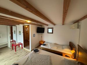 a room with a bed and a tv in it at Bazart Vama Veche in Vama Veche