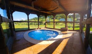 Bazén v ubytování Pensiunea Poiana Vlădesei nebo v jeho okolí