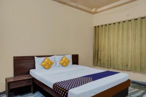 OYO Hotel Akash Lodgeにあるベッド