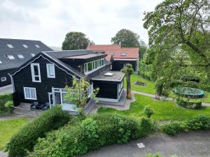 una vista aérea de una casa negra con patio en Hello Zeeland - Essenhoeve 2 Rosa Rugosa, en Cadzand