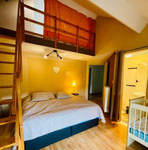 1 dormitorio con litera y escalera en Le Loft, en Stoumont
