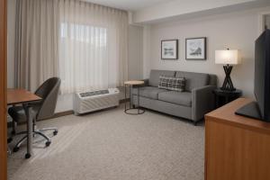里奇蘭的住宿－里士滿哥倫比亞角唐普雷斯套房酒店，一间客厅,客厅配有沙发和椅子,位于酒店的房间