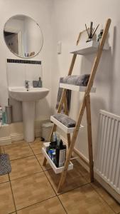 a bathroom with a ladder next to a sink at Spacious Ground floor 2 bedroom 2 Bathroom Flat in Hatfield near Hertfordshire University Private Car Park Sleeps 5-6 in Hatfield +14 photos