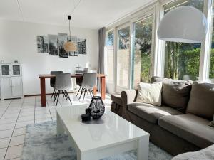 a living room with a couch and a table at Bungalow 36 op Recreatiepark De Wielen in Sint Maarten