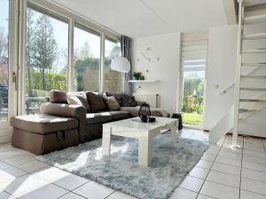 a living room with a couch and a table at Bungalow 36 op Recreatiepark De Wielen in Sint Maarten