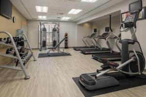 un gimnasio con cintas de correr y elípticas en una habitación en TownePlace Suites Richland Columbia Point en Richland