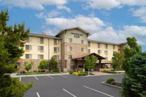 una imagen de un hotel con aparcamiento en TownePlace Suites Richland Columbia Point en Richland
