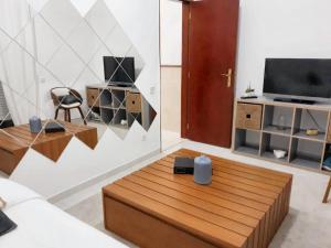 TV a/nebo společenská místnost v ubytování One bedroom apartement with sea view balcony and wifi at Lisboa
