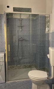 uma casa de banho com uma cabina de duche em vidro e um WC. em 15 Piazza Saint Bon em La Spezia