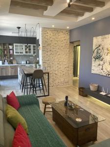 ein Wohnzimmer mit einer Couch und einem Tisch in der Unterkunft Mihajlovik LUX Apartment in Heart of SKOPJE in Skopje