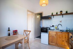 Kuchyň nebo kuchyňský kout v ubytování One House Pythagoreio