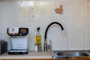 Kuchyň nebo kuchyňský kout v ubytování One House Pythagoreio + 17 fotografií