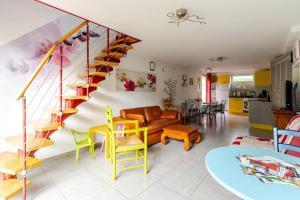 - un salon avec un escalier, des chaises et un canapé dans l'établissement La Cornaline 1, à Cabourg