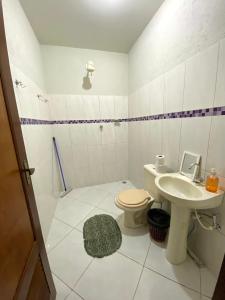 La salle de bains est pourvue de toilettes et d'un lavabo. dans l'établissement Casa Freire Mafra, à Rio de Contas