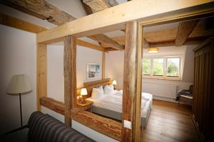 ein Schlafzimmer mit einem Bett und einem großen Spiegel in der Unterkunft Aparthotel an Sankt Marien in Stralsund