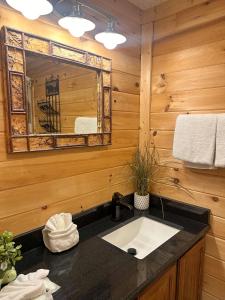 ein Bad mit einem Waschbecken und einem Spiegel in der Unterkunft River Place Condos #206 2BD in Pigeon Forge