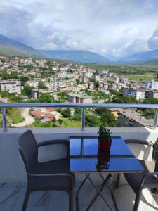 stół na balkonie z widokiem na miasto w obiekcie Vladimir Estate Hotel w Gjirokastrze